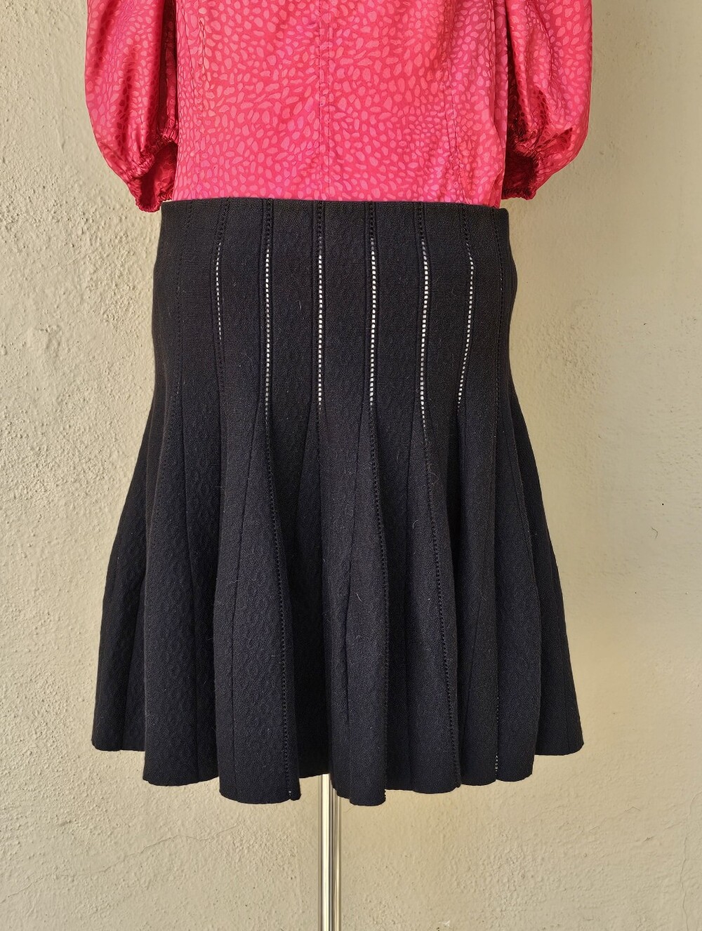 Saks Fifth Avenue Black Perferated Circle Skirt W/ Cream Lining Sz Large